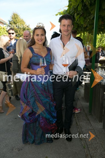  Sara Stadler, Vinska kraljica Slovenije 2016;  Boštjan Romih, televizijski voditeljZnani Slovenci na prvi trgatvi šipona, Jeruzalem Ormož