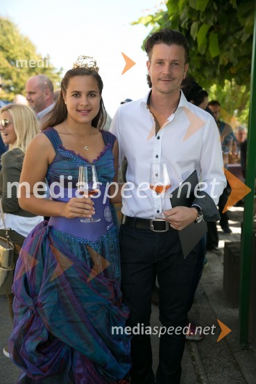  Sara Stadler, Vinska kraljica Slovenije 2016;  Boštjan Romih, televizijski voditeljZnani Slovenci na prvi trgatvi šipona, Jeruzalem Ormož