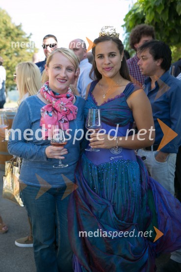  ... ;  Sara Stadler, Vinska kraljica Slovenije 2016Znani Slovenci na prvi trgatvi šipona, Jeruzalem Ormož