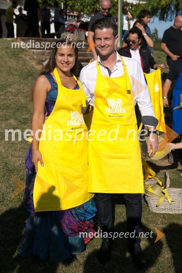  Sara Stadler, Vinska kraljica Slovenije 2016;  Boštjan Romih, televizijski voditeljZnani Slovenci na prvi trgatvi šipona, Jeruzalem Ormož