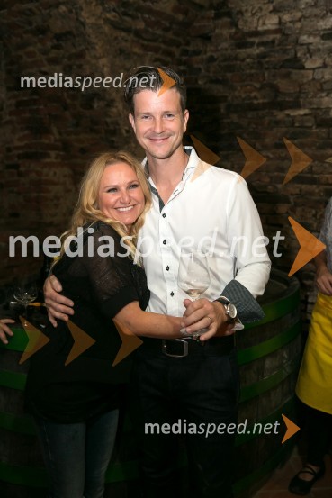  Nuša Derenda, pevka;  Boštjan Romih, televizijski voditeljZnani Slovenci na prvi trgatvi šipona, Jeruzalem Ormož