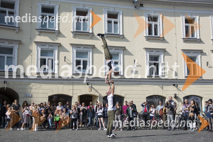 Filip in Blaž iz FB Acrobatics10. Cosmopolitanov tek v petkah in 15. rojstni dan