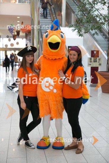 Papiga QLara v družbi Qlandija hostes.10. obletnica centra Qlandia Ptuj