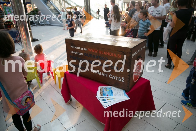 Skrinja z zakladom10. obletnica centra Qlandia Ptuj