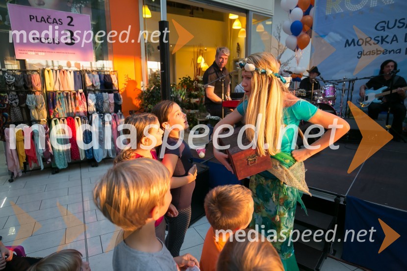 Morska deklica Nika z otroci10. obletnica centra Qlandia Ptuj