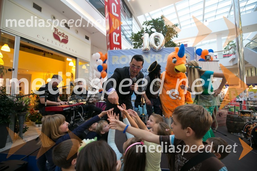 Rok'n'band, pirat Val & papiga QLara v družbi z otroci10. obletnica centra Qlandia Ptuj