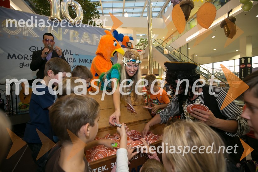 Morska deklica Nika in otroci raziskujejo zaklad.10. obletnica centra Qlandia Ptuj