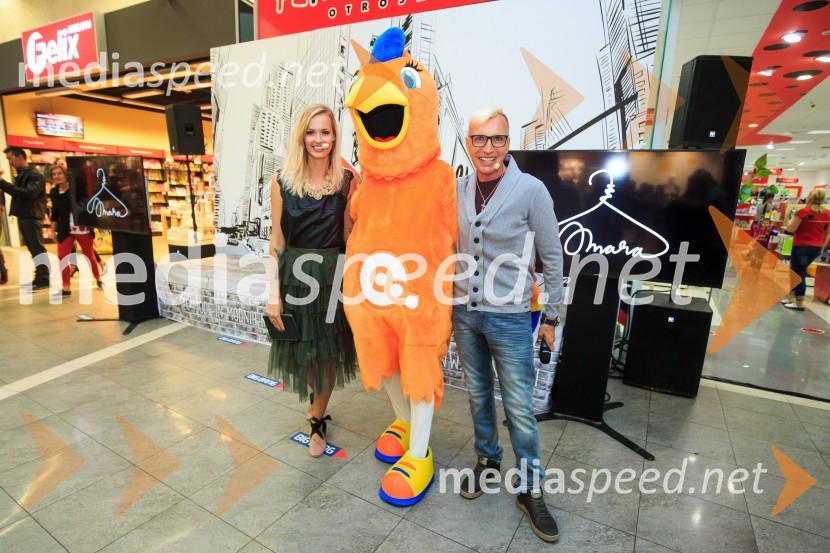 Povezovalca modne revije z maskoto QLaro. Modna revija, Qlandia Kamnik