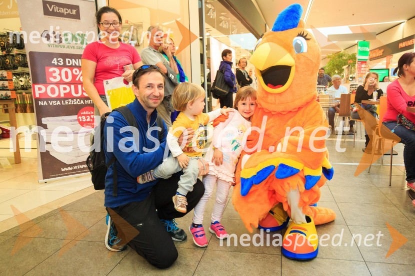 Maskota QLara z obiskovalciModna revija, Qlandia Kamnik