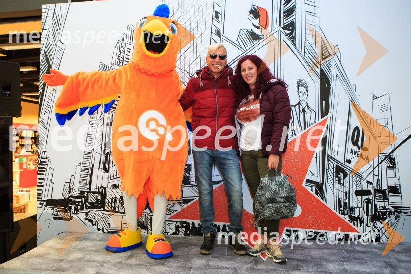 Maskota QLara s povezovalcem Iggyjem in  obiskovalko. Modna revija, Qlandia Kamnik