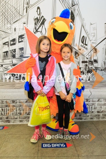 Maskota QLara z otroci.Modna revija, Qlandia Kamnik