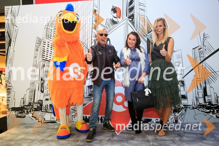 Maskota QLara z povezovalcema in obiskovalko.Modna revija, Qlandia Kamnik