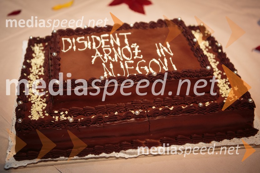 Disident Arnož in njegovi, premiera predstaveDisident Arnož in njegovi, premiera