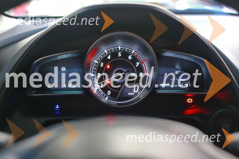Mazda CX-3 G120 Revolution, osrednji merilnik vrtljajevMazda CX-3 G120 Revolution, mediaspeed test