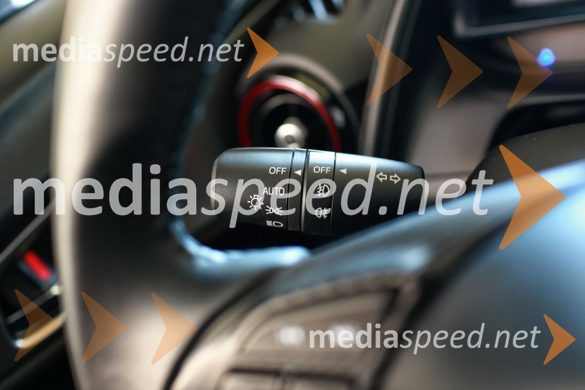 Mazda CX-3 G120 Revolution, ročke ob volanuMazda CX-3 G120 Revolution, mediaspeed test