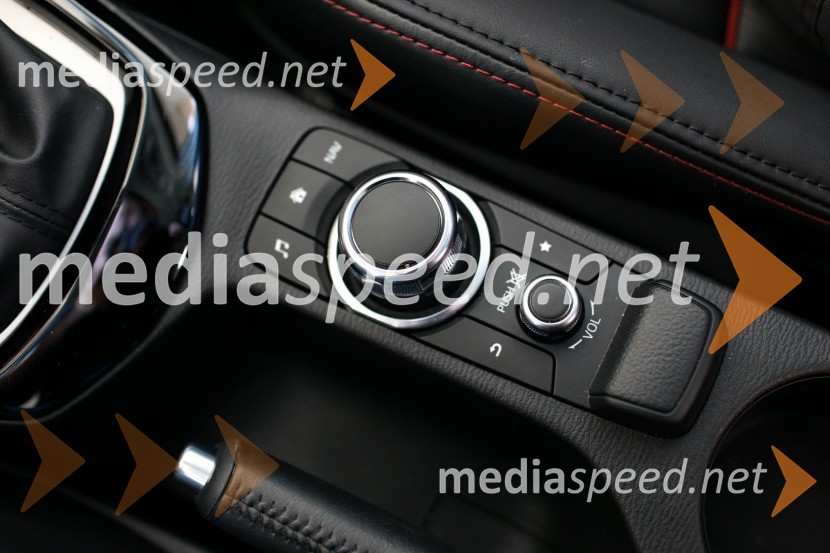 Mazda CX-3 G120 Revolution, ob prestavni ročici nameščen vrtljivi gumb menujaMazda CX-3 G120 Revolution, mediaspeed test