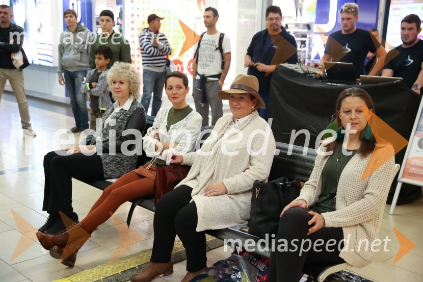  Ema  Kladnik, vodja nakupovalnega centra Qlandia Nova Gorica;  ... ;  ... ;  ... Modna revija, Qlandia Nova Gorica