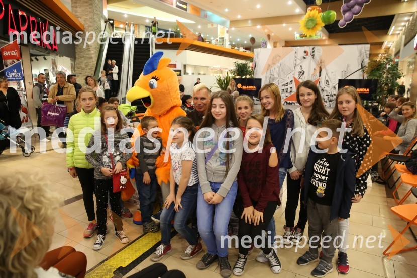 Maskota QLara z otrociModna revija, Qlandia Nova Gorica