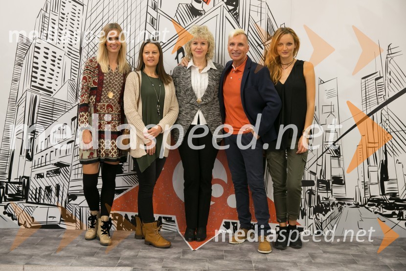  Tjaša  Kokalj Jerala, manekenka, voditeljica;  ... ;  Ema  Kladnik, vodja nakupovalnega centra Qlandia Nova Gorica;   Igor  Jelen-Iggy, koreograf, lastnik plesnega centra Igen;  ... Modna revija, Qlandia Nova Gorica