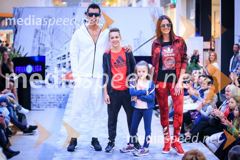  Taiji Tokuhisa, maneken in voditelj;  ... ;  ... ;  Sabina Remar, manekenkaModna revija, Qlandia Kranj