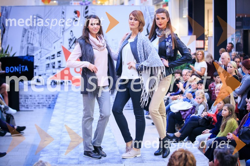  ... ;   Zlata  Okugić, manekenka;  Karin Škufca, manekenkaModna revija, Qlandia Kranj