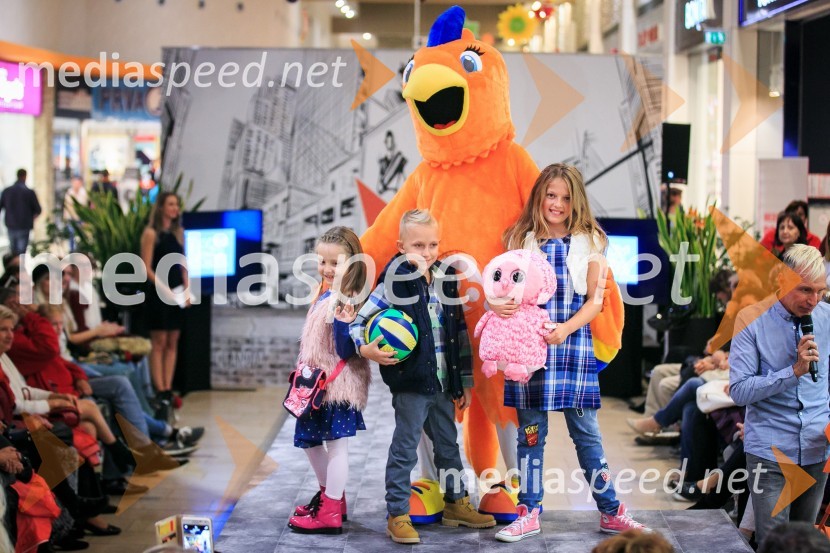  papiga QLara, maskota QlandieModna revija, Qlandia Kranj