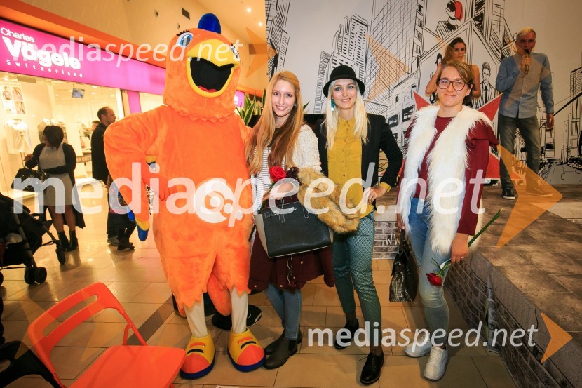 Maskota QLara z nagrajenkami.Modna revija, Qlandia Kranj