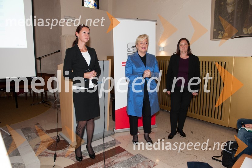  Simona Mavsar, direktorica znamke Seat pri Porsche Slovenija d.o.o.;  Sabrina Pečelin, vodja odnosov z javnostmi pri Porsche Slovenija d.o.o.;  Irena Godec, vodja prodaje znamke Seat pri Porsche Slovenija d.o.o.Seat Ateca, slovenska predstavitev