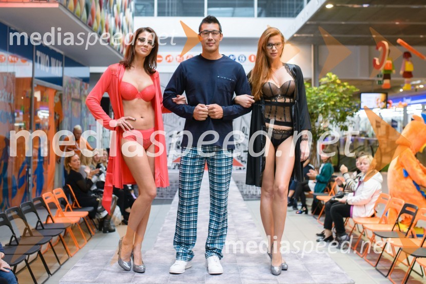  Sabina Remar, manekenka;  Taiji Tokuhisa, maneken in voditelj;  Karin Škufca, manekenkaModna revija, Qlandia Maribor