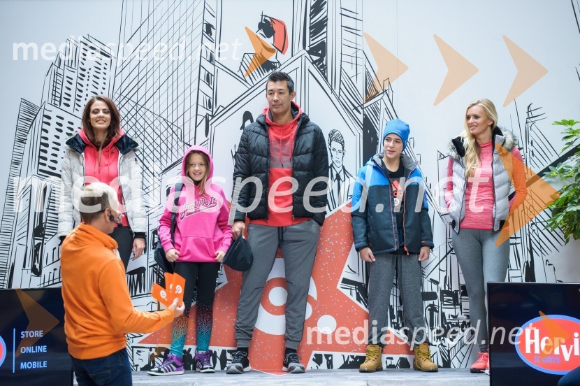  Sabina Remar, manekenka;  ... ;  Taiji Tokuhisa, maneken in voditelj;  ... ;  Nadiya Bychkova, plesalka, manekenkaModna revija, Qlandia Maribor