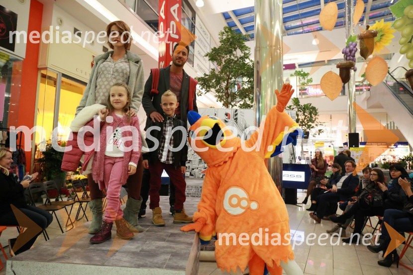   Zlata  Okugić, manekenka;  ... ;  ... ;  ... ;  papiga QLara, maskota QlandieModna revija, Qlandia Ptuj