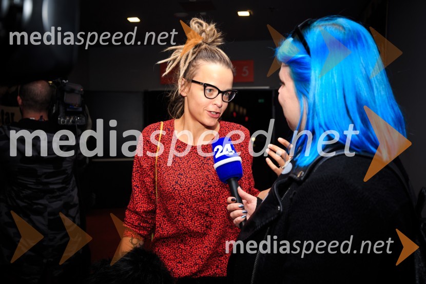  Tina Marinšek, pevka;  Tanja Divac, novinarkaPremiera filma Pr' Hostar v Cineplexxu Kranj