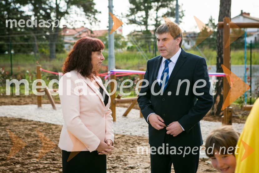   Alenka  Štrucl Dovgan, županja občine Divača;  Jože  Celin, direktor Območne enote Postojna v Zavarovalnici TriglavOtroci Triglava se igrajo v skupnosti Dolnje Ležeče