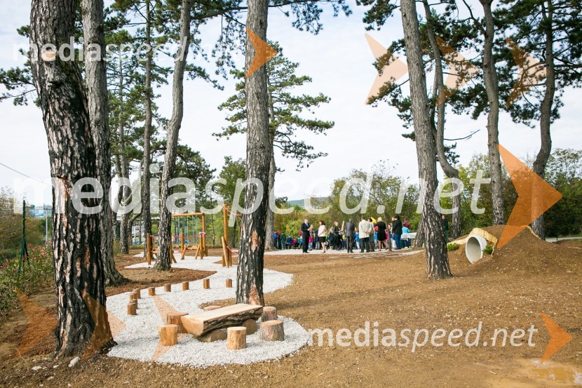 Otvoritev otroškega igrišča v skupnosti Dolnje LežečeOtroci Triglava se igrajo v skupnosti Dolnje Ležeče