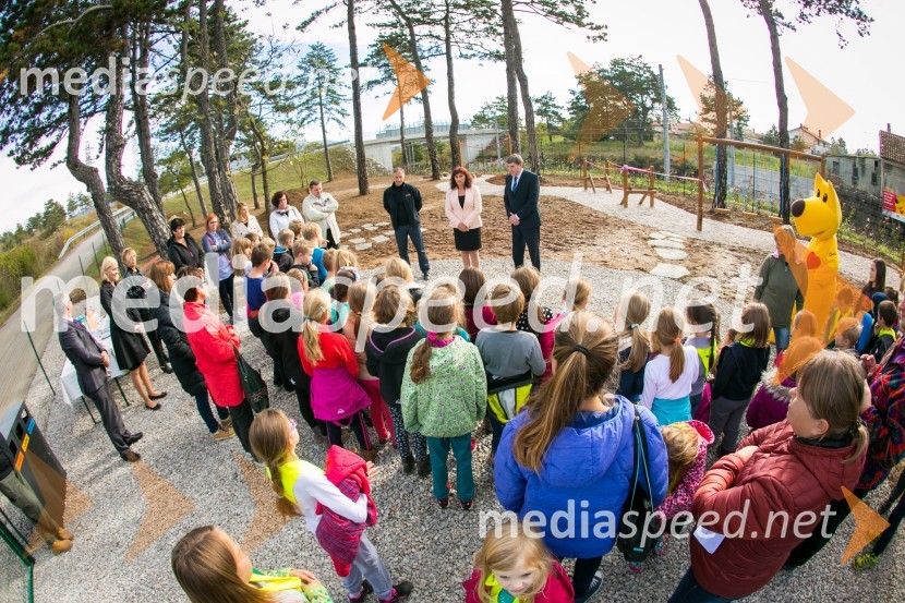  ... ;   Alenka  Štrucl Dovgan, županja občine Divača;  Jože  Celin, direktor Območne enote Postojna v Zavarovalnici TriglavOtroci Triglava se igrajo v skupnosti Dolnje Ležeče