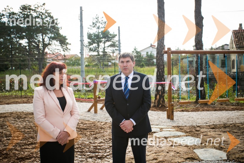   Alenka  Štrucl Dovgan, županja občine Divača;  Jože  Celin, direktor Območne enote Postojna v Zavarovalnici TriglavOtroci Triglava se igrajo v skupnosti Dolnje Ležeče