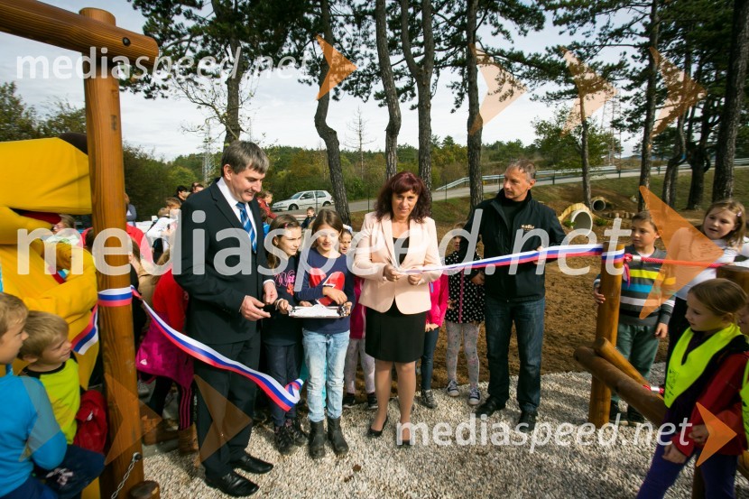  Jože  Celin, direktor Območne enote Postojna v Zavarovalnici Triglav;   Alenka  Štrucl Dovgan, županja občine Divača;  ... Otroci Triglava se igrajo v skupnosti Dolnje Ležeče