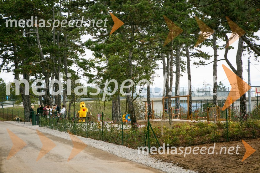 Otvoritev otroškega igrišča v skupnosti Dolnje LežečeOtroci Triglava se igrajo v skupnosti Dolnje Ležeče