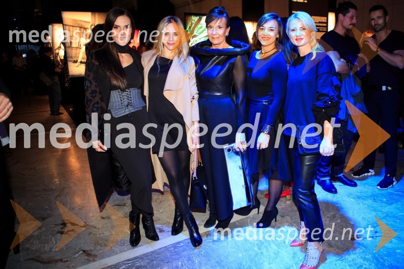  Ula  Furlan, igralka, voditeljica;  Katarina Čas, igralka, voditeljica;  Marjeta Grošelj, oblikovalka torbic;  ... ;  Metka  Kejžar, vodja marketinga in odnosov z javnostmi, Autocommerce d.o.o.Mercedes Benz Fashion Week 2016, 1. dan