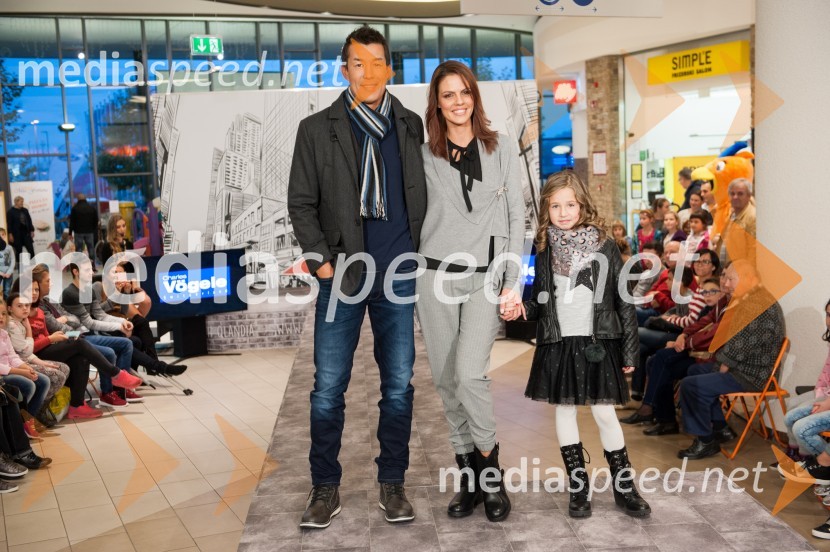  Taiji Tokuhisa, maneken in voditelj;  Sabina Remar, manekenka;  ... Modna revija, Qlandia Novo mesto