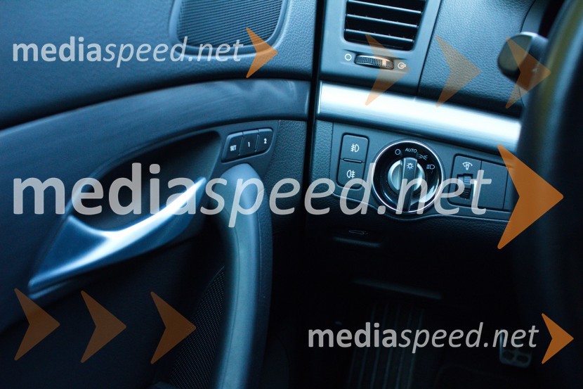 Hyundai i40 Wagon 1.7 CRDi HP Impression, zaobljen prehod kokpita v vrataHyundai i40 Wagon 1.7 CRDi HP Impression, mediaspeed test