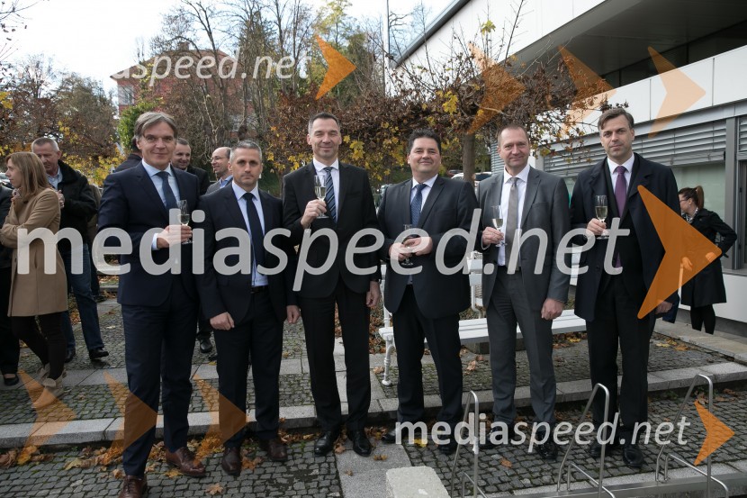 mag. David Kastelic, predsednik uprave, Zavarovalnica Sava, d.d.;  Robert  Ciglarič, član uprave, Zavarovalnica Sava, d.d.;  Boris Medica, skupina Sava Re, vodja združitve;  Rok Moljk, član uprave, Zavarovalnica Sava, d.d.;   Primož Močivnik, pomočnik uprave Pozarovalnice Save;  Gregor Macedoni, župan, Mestna občina Novo mestoZavarovalnica Sava Novo mesto doživlja kot svoj drugi sedež