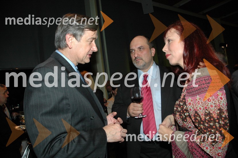 Dr. Danilo Türk, predsednik Republike Slovenije, dr. Janez Markeš, odgovorni urednik dnevnika Delo in Damjana Žist, novinarkaSprejem treh predsednikov za novinarje