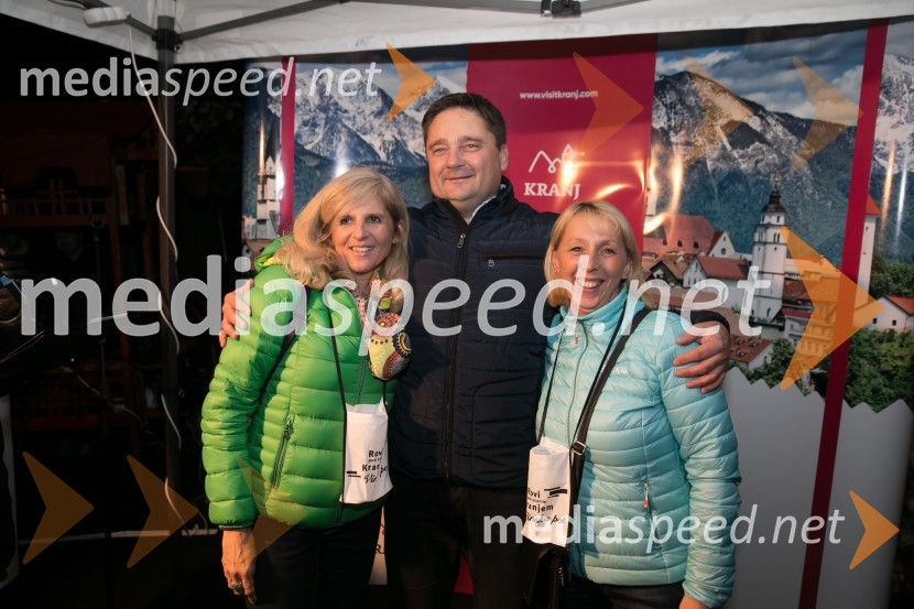  Mojca Škarabot ;  Boštjan Trilar, župan občine Kranj;  Polonca KammermeierVinska pot v Rovih pod starim Kranjem