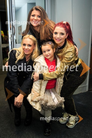  Špela Grošelj, pevka;  Jasna Kuljaj, TV voditeljica;  ... ;  Tanja Žagar, pevkaTanja Žagar, koncert ob 20. obletnici glasbene kariere