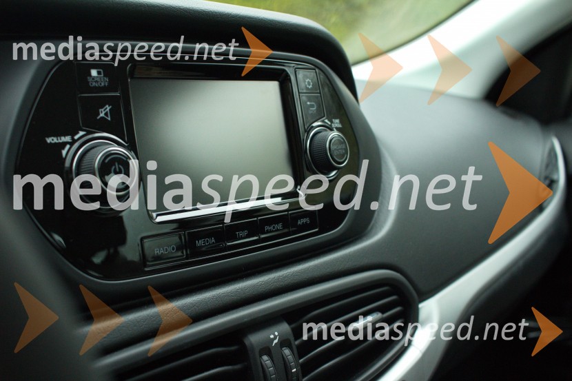Fiat Tipo 1,6 Multijet Lounge, zaslon je postavljen višje v vidno polje voznikaFiat Tipo 1,6 Multijet Lounge, Mediaspeed test