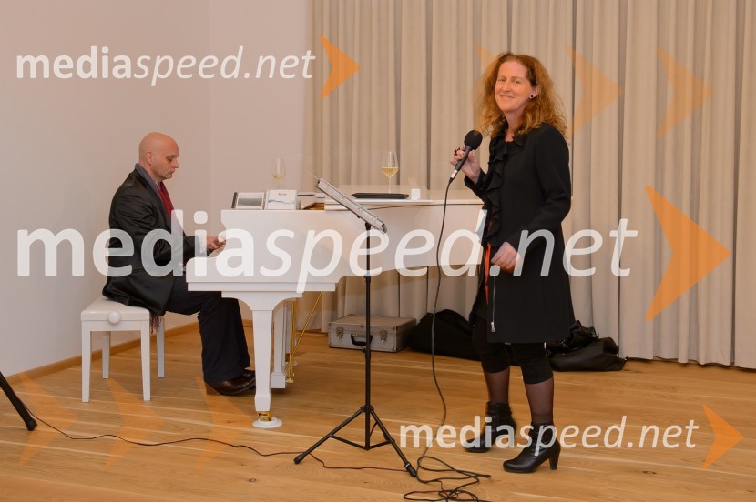  Dejan Berden, pianist;  Dorina Gujt, pevkaVino in prijateljstvo 2016, odprtje razstave
