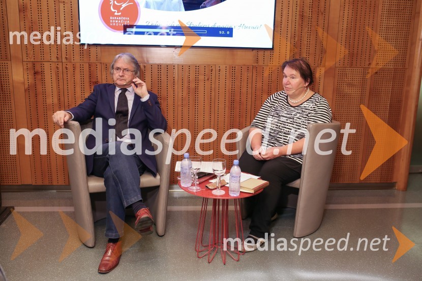 dr. Iztok Simoniti, karierni diplomat, pogajalec, profesor za področje diplomacije;  Meta Kušar, esejistka in pesnicaIztok Simoniti in Meta Kušar gosta v skednju Škrabčeve domačije