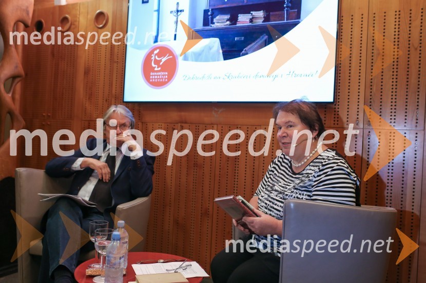 dr. Iztok Simoniti, karierni diplomat, pogajalec, profesor za področje diplomacije;  Meta Kušar, esejistka in pesnicaIztok Simoniti in Meta Kušar gosta v skednju Škrabčeve domačije