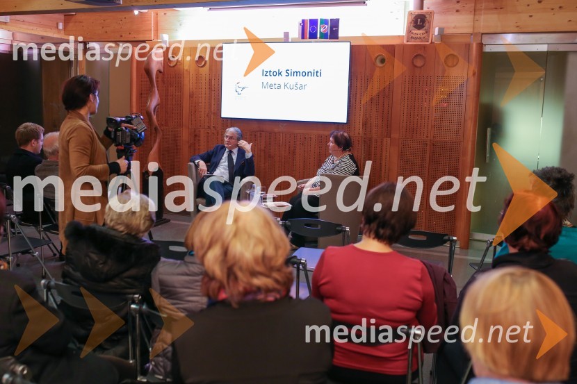 dr. Iztok Simoniti, karierni diplomat, pogajalec, profesor za področje diplomacije;  Meta Kušar, esejistka in pesnicaIztok Simoniti in Meta Kušar gosta v skednju Škrabčeve domačije